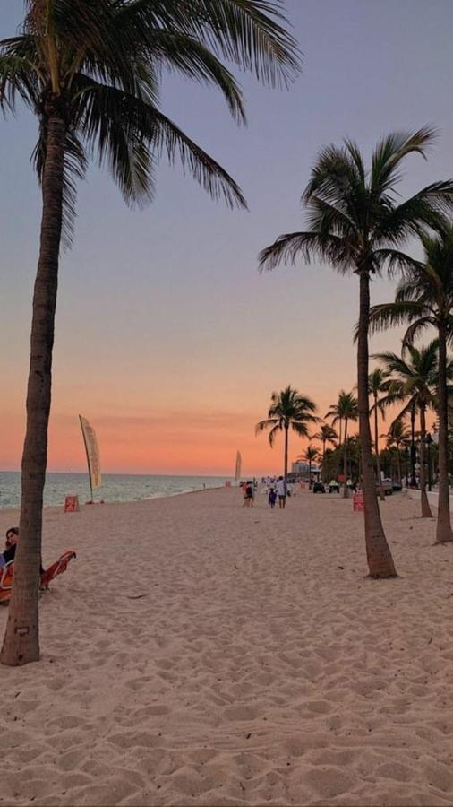 Christmas Retreat Walk To Dania Beach Pool Buitenkant foto